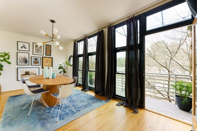 Stylish townhome Is a great live&work space in the heart of Brookhaven