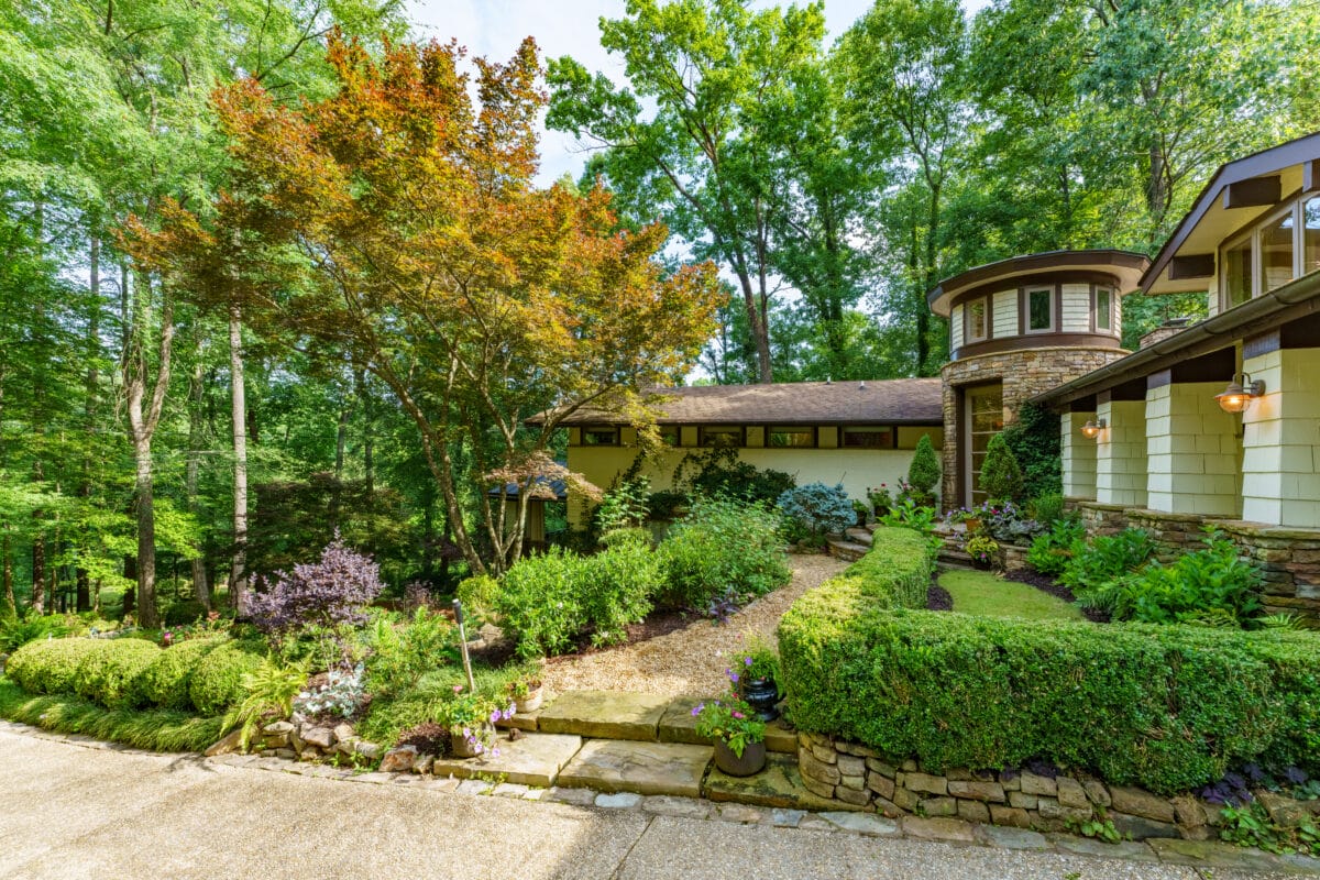 Unique architecture and enchanting gardens in Sandy Springs - Buckhead